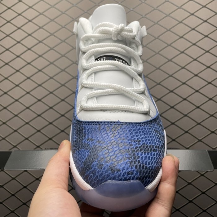 Кроссовки Air Jordan 11 Low SE фото 9