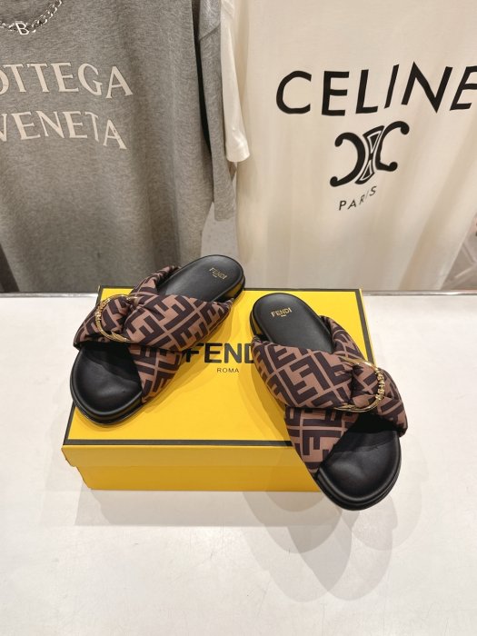 Шлепанцы женские фото 2