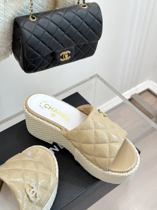 Шлепанцы женские фото 5