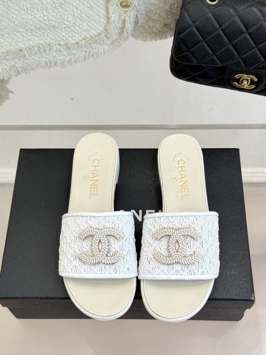 Шлепанцы женские фото 4