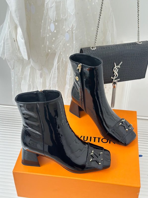 Boots women's leather on heel 5.5 cm фото 3
