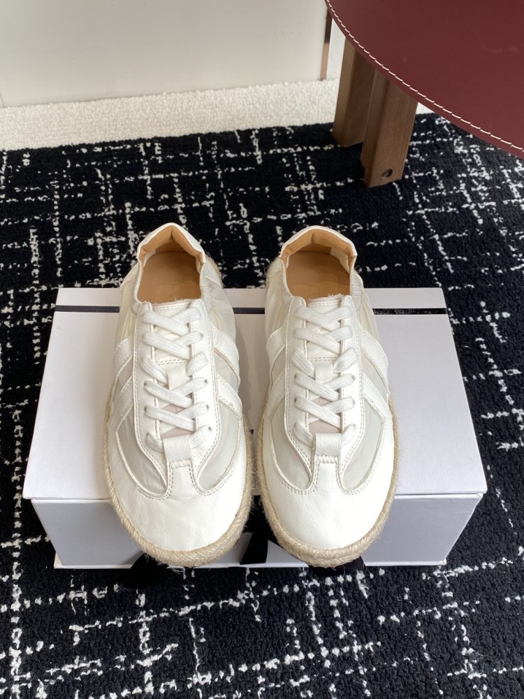 Кросівки жіночі