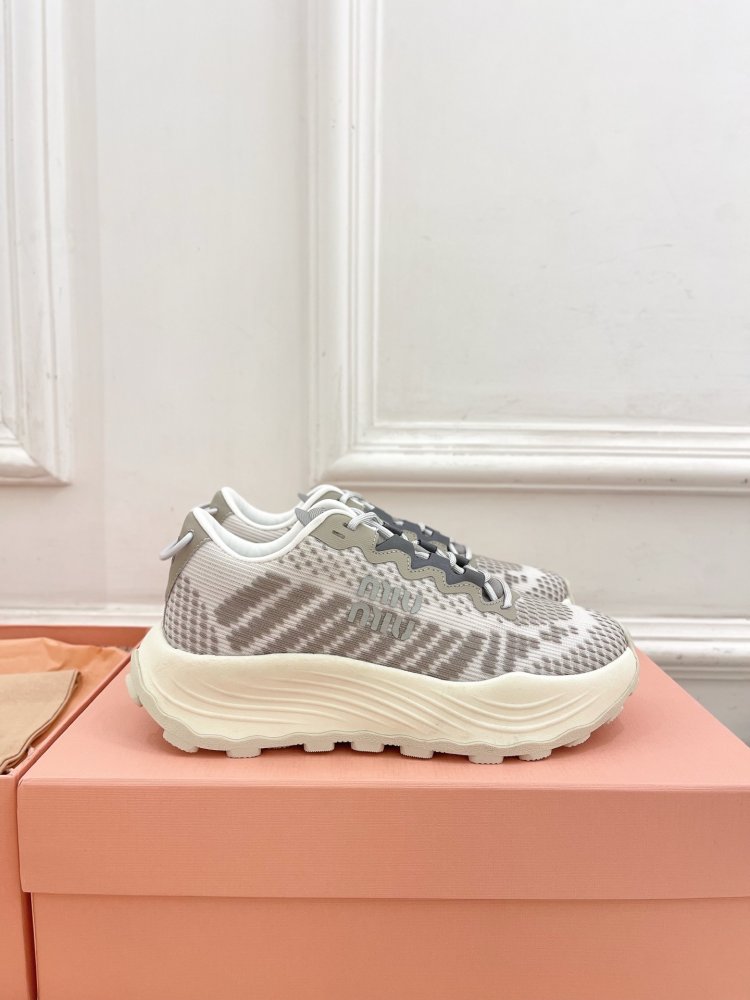 Кроссовки женские фото 2