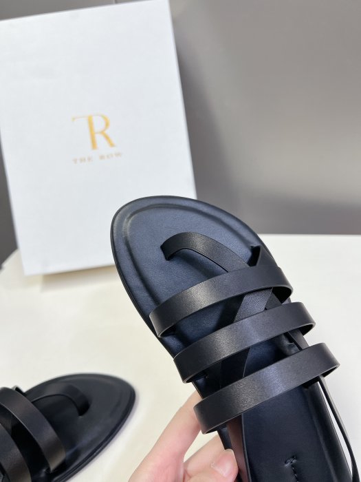 Шлепанцы фото 8