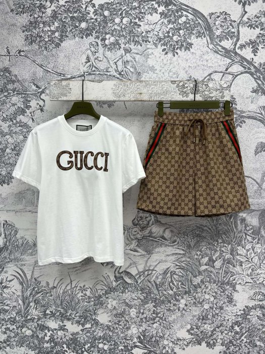 Костюм жіночий