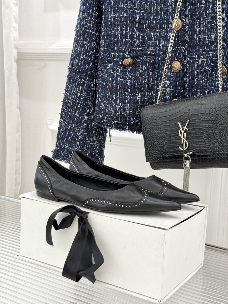 Балетки чорні жіночі шкіра з гострим носком і металевим декором класичні елегантні