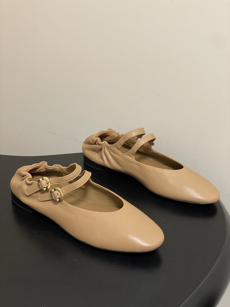 Ballet shoes of soft skin from double strap on golden пряжках and elastic задником