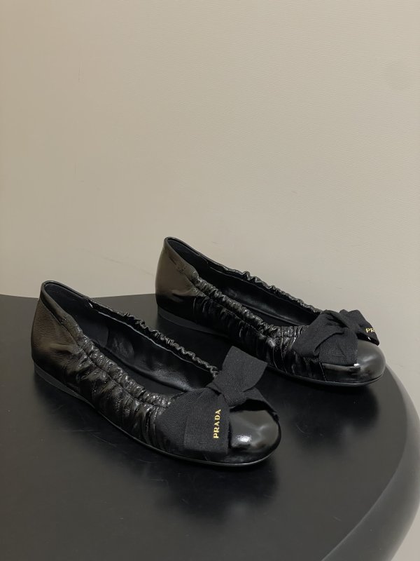 Ballet shoes leather from bow