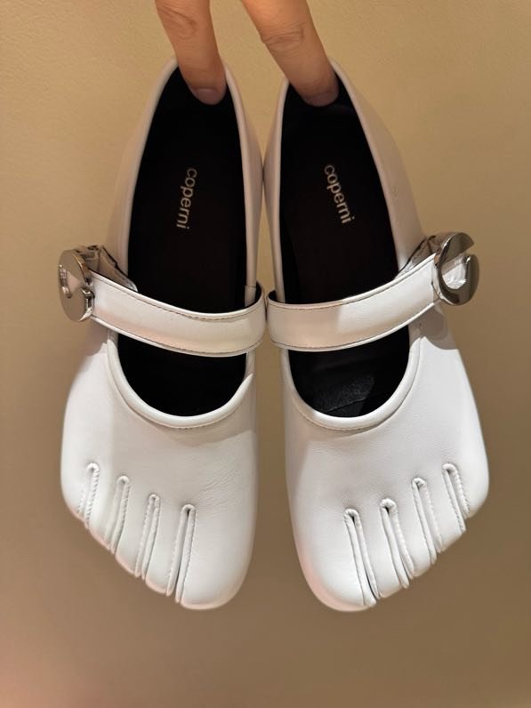 Балетки кожаные с раздвоенным носком