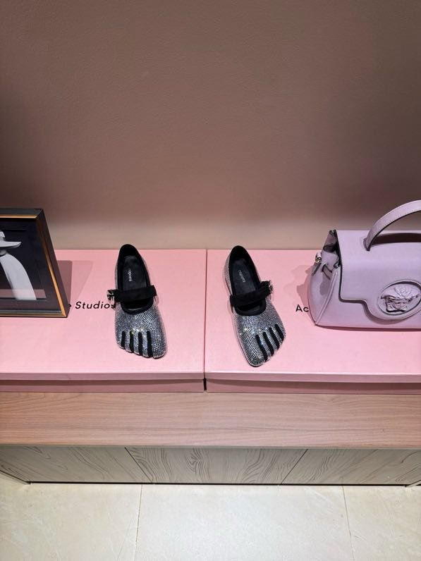 Балетки кожаные с раздвоенным носком фото 2