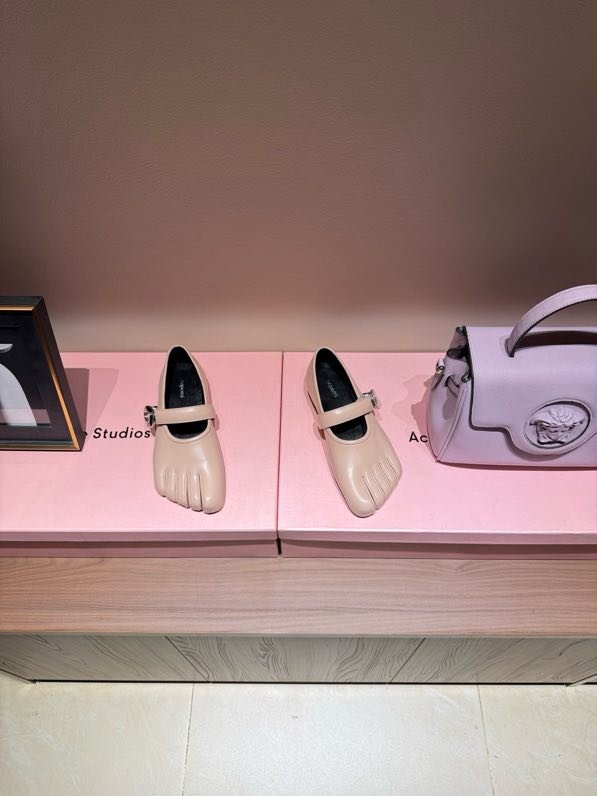 Балетки кожаные с раздвоенным носком фото 5