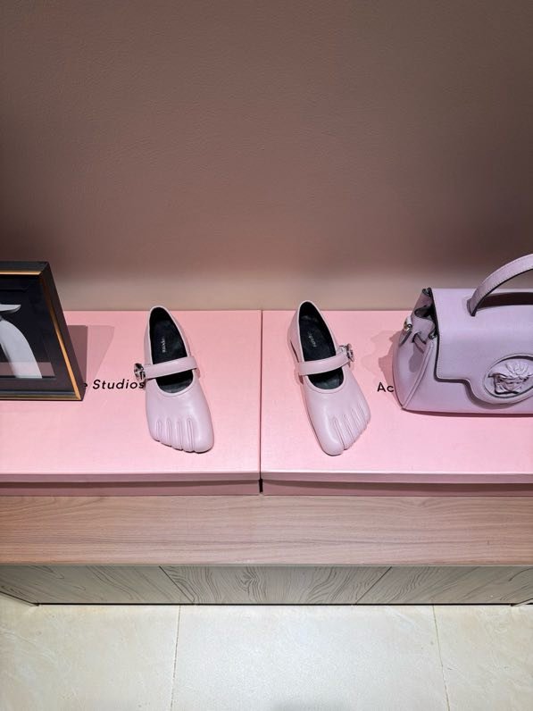 Балетки кожаные с раздвоенным носком фото 8