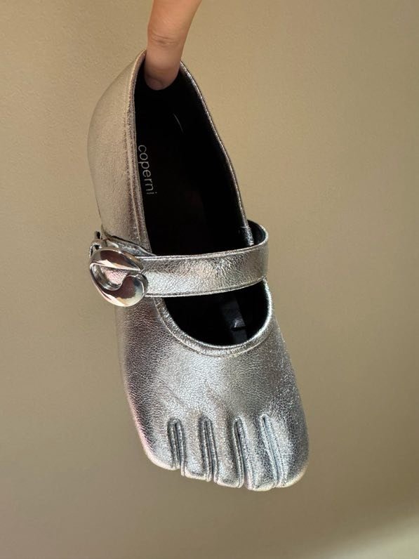 Балетки кожаные с раздвоенным носком фото 9