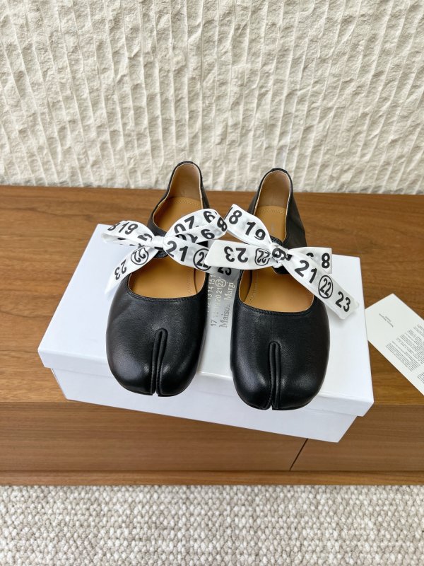 Балетки кожаные tabi с раздвоенным носком