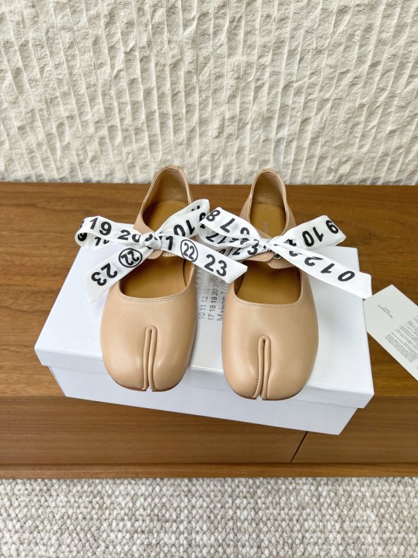 Балетки кожаные tabi с раздвоенным носком