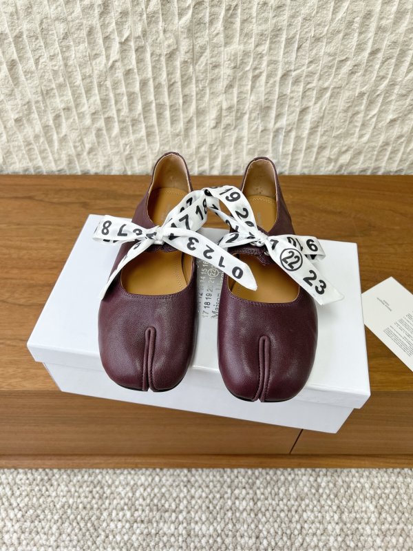 Балетки кожаные tabi с раздвоенным носком