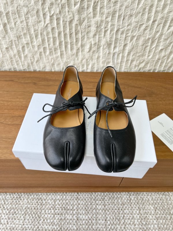 Балетки кожаные tabi с раздвоенным носком