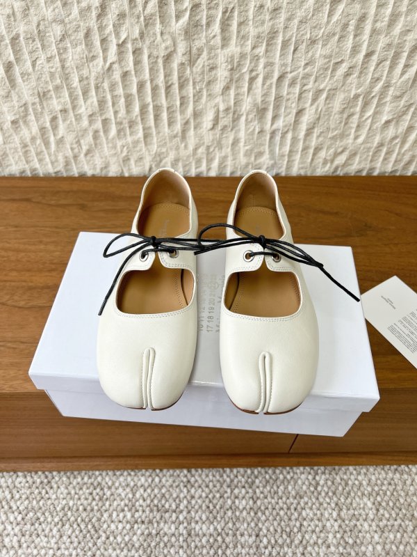 Балетки кожаные tabi с раздвоенным носком