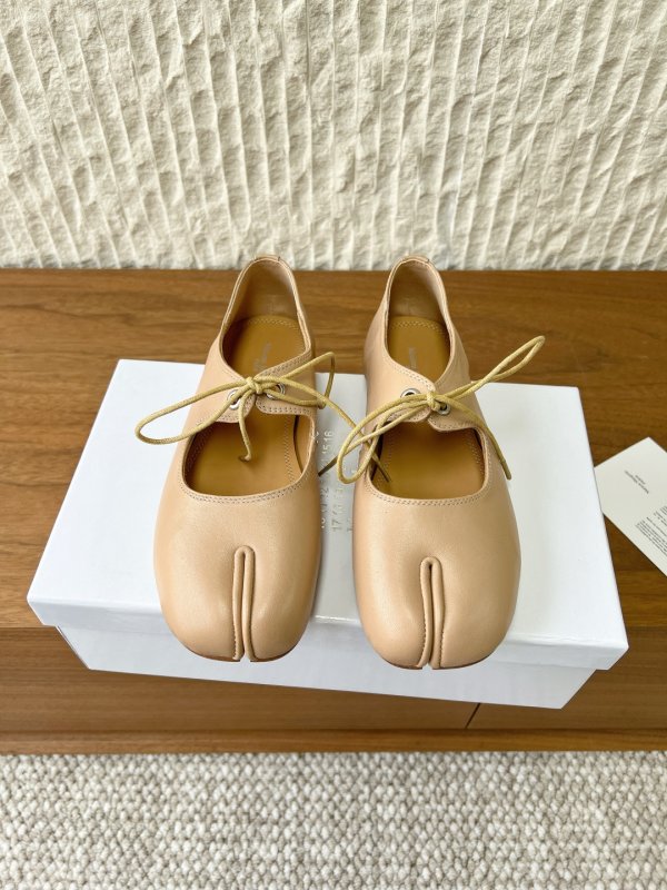 Балетки кожаные tabi с раздвоенным носком