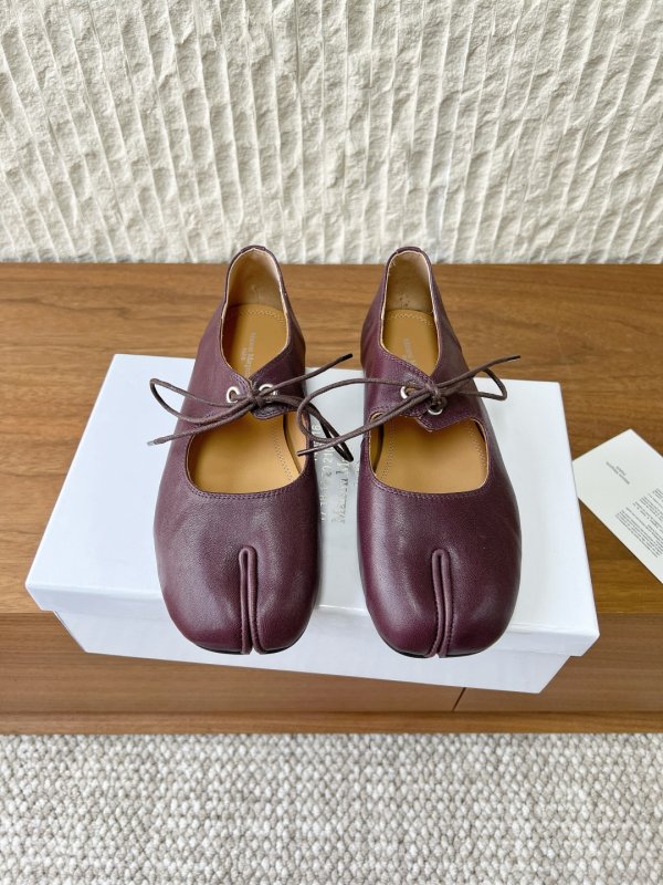 Балетки кожаные tabi с раздвоенным носком