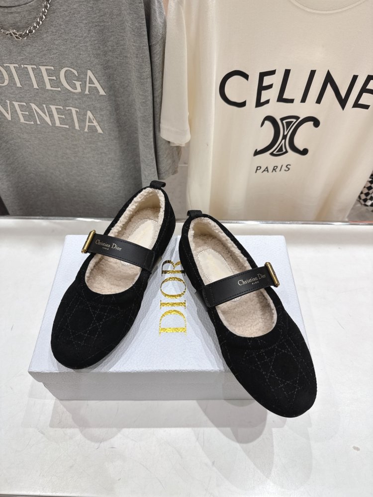 Ballet shoes on fur winter фото 2