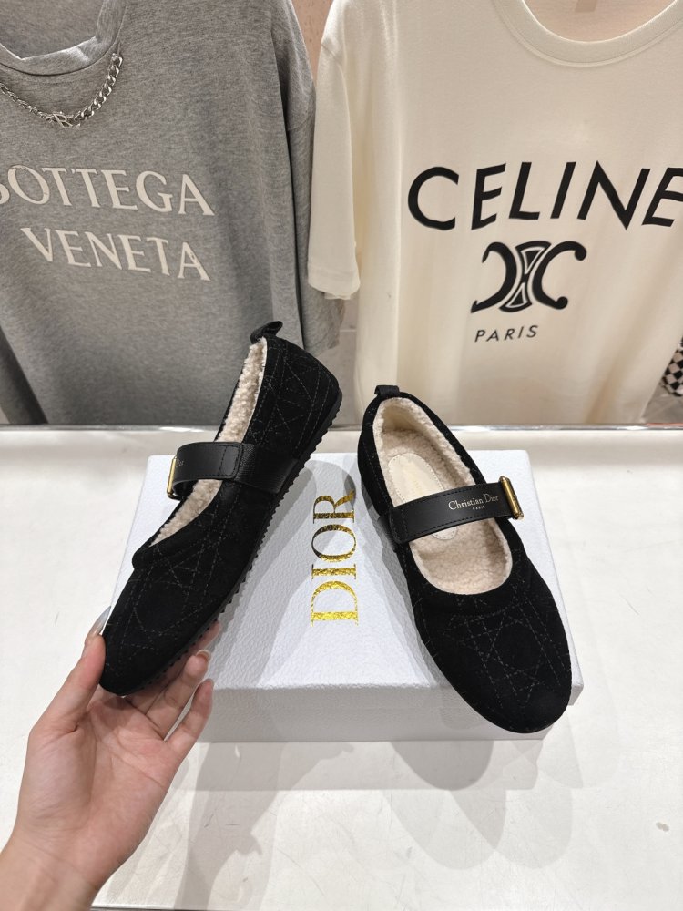 Ballet shoes on fur winter фото 3