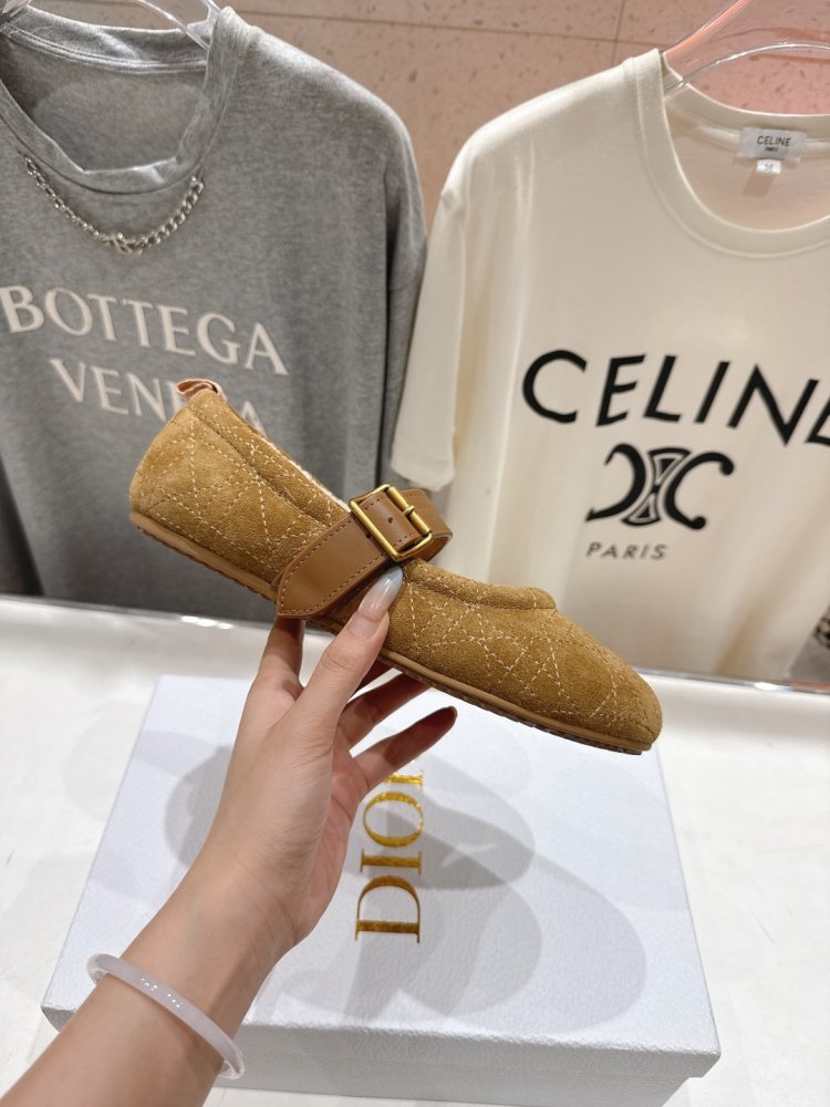 Ballet shoes on fur winter фото 5