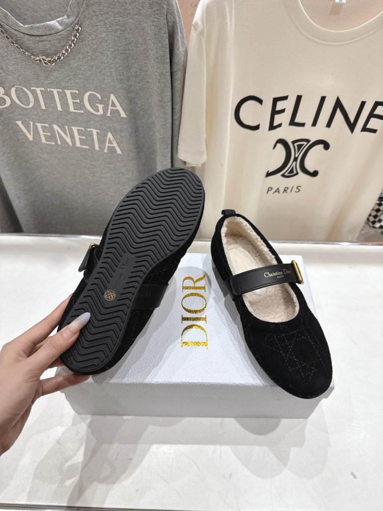 Ballet shoes on fur winter фото 9