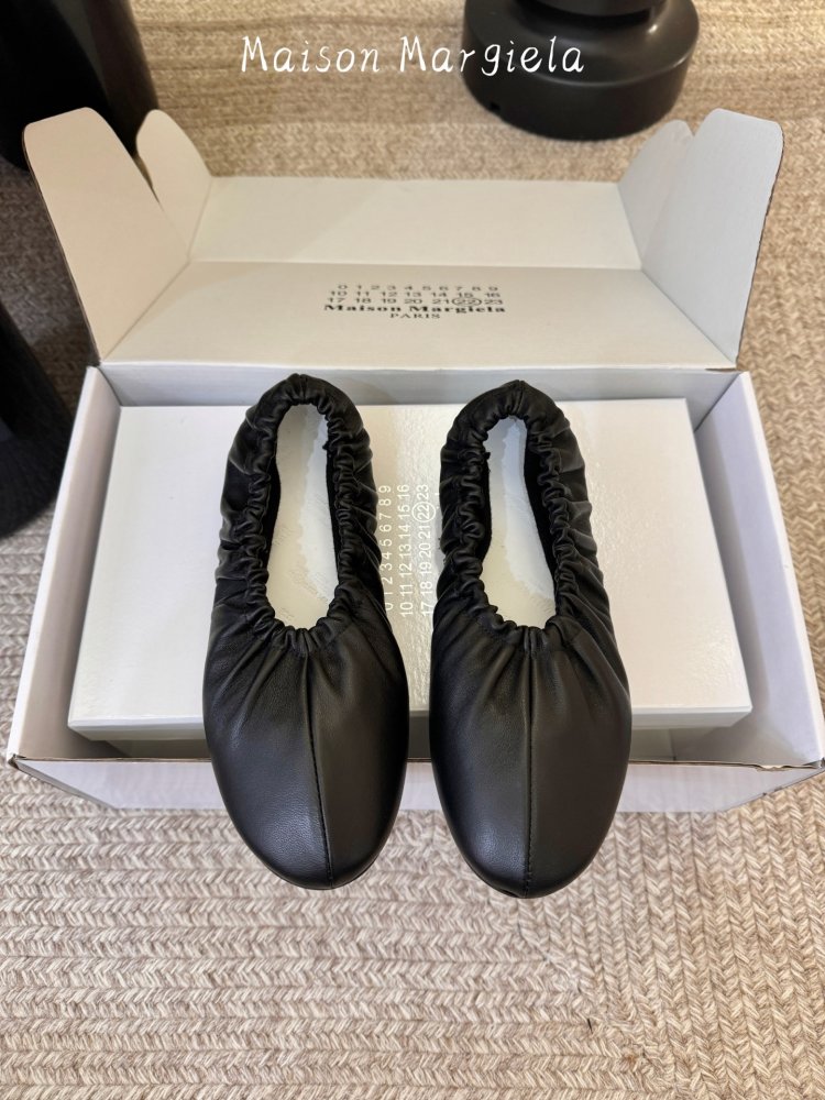 Ballet shoes from bifurcated the toe Tabi