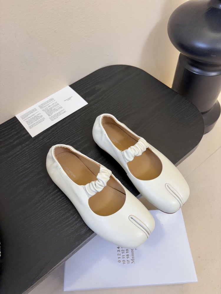 Ballet shoes from bifurcated the toe Tabi