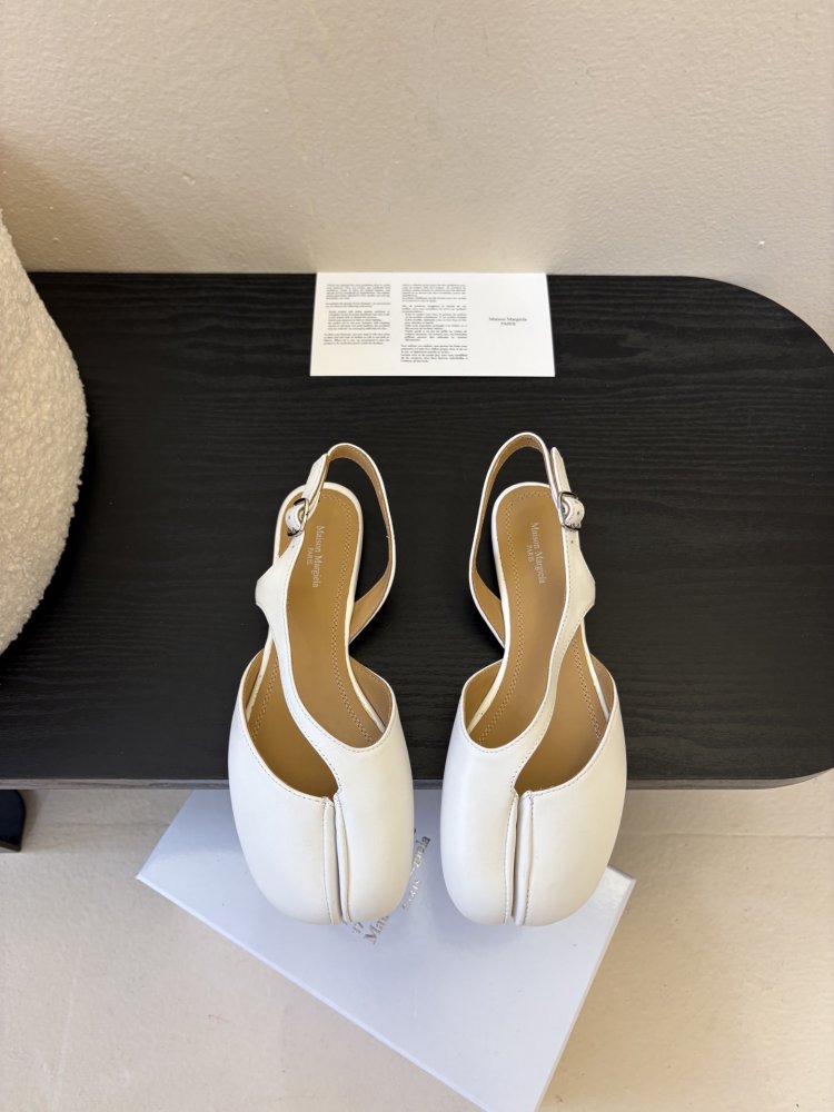 Ballet shoes from bifurcated the toe Tabi