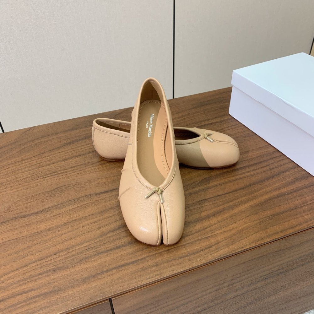 Балетки Tabi с раздвоенным носком