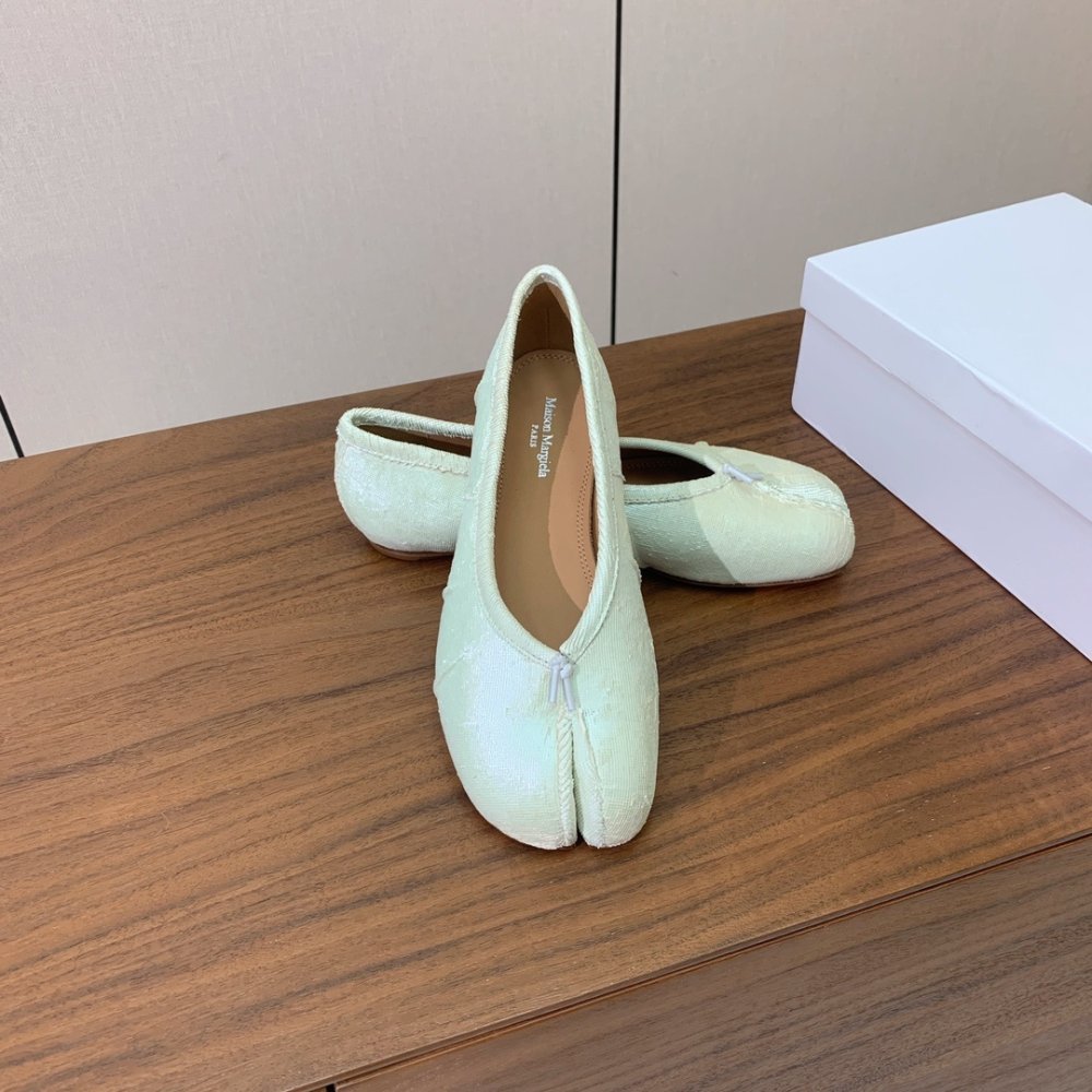 Балетки Tabi с раздвоенным носком