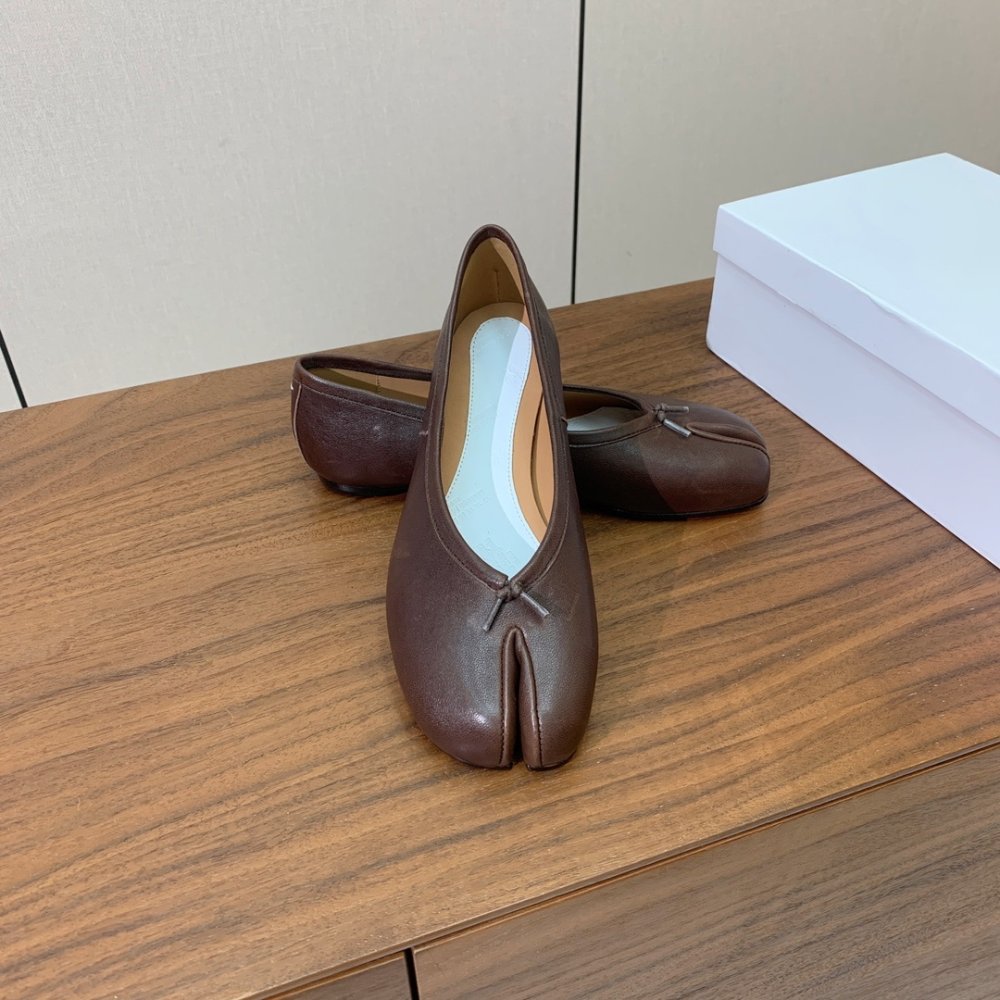 Балетки Tabi с раздвоенным носком