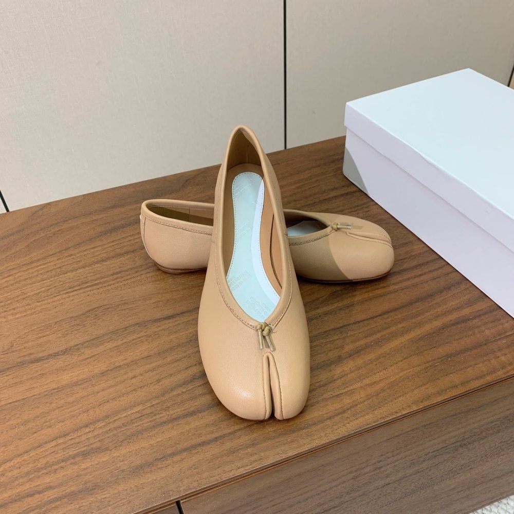 Балетки Tabi с раздвоенным носком