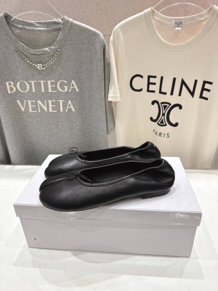 Балетки tabi с раздвоенным носком