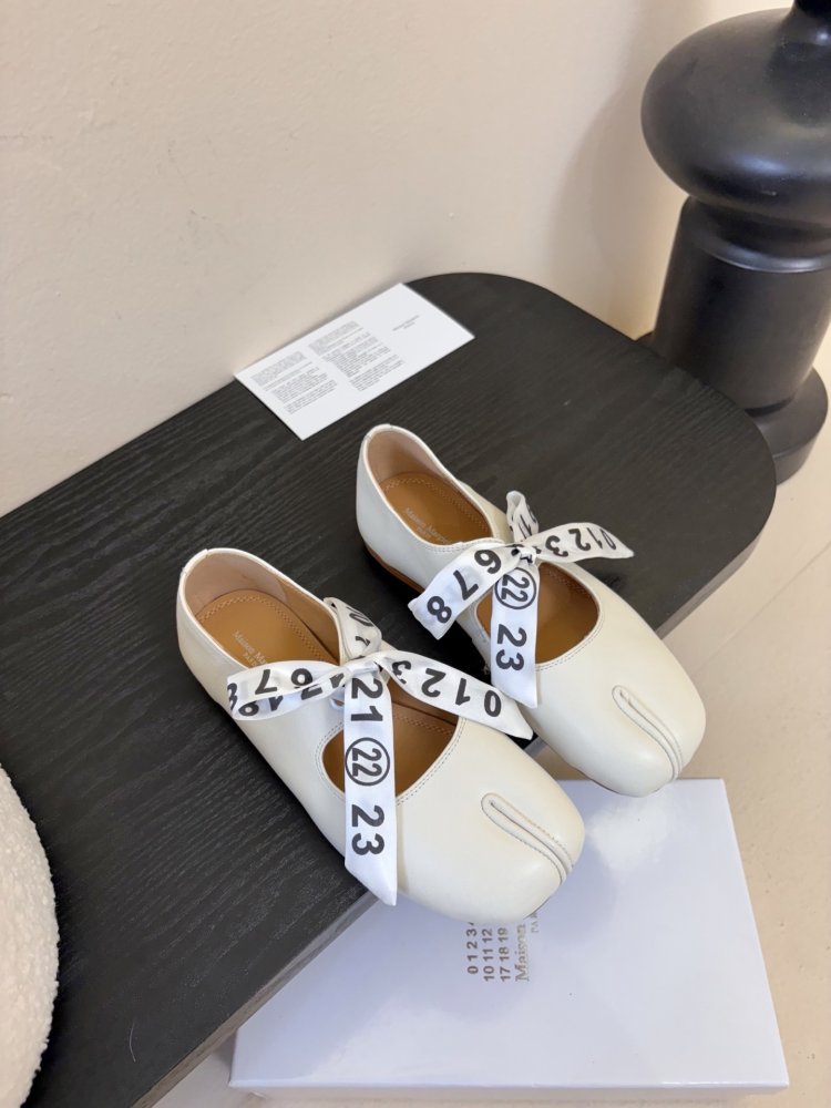 Балетки tabi с раздвоенным носком