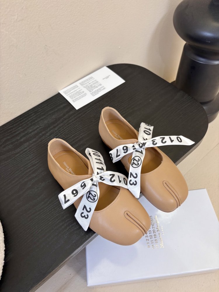 Балетки tabi с раздвоенным носком