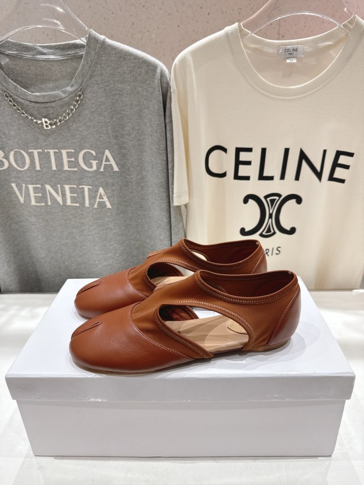 Балетки tabi с раздвоенным носком