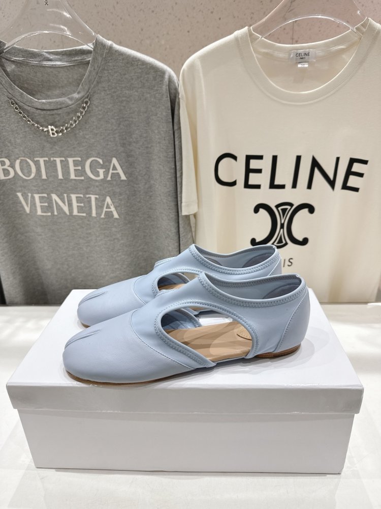 Балетки tabi с раздвоенным носком