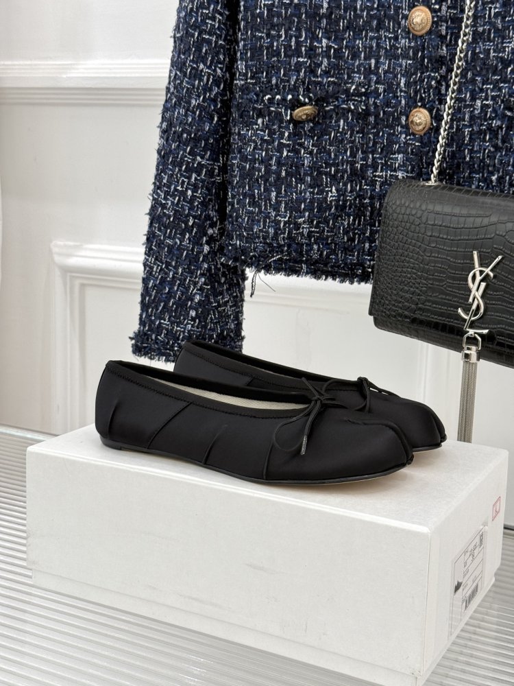 Ballet shoes Tabi from bifurcated the toe