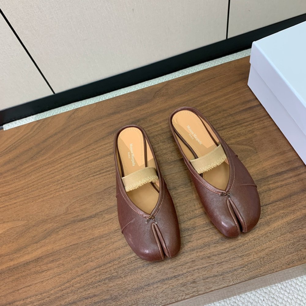 Ballet shoes Tabi from bifurcated the toe
