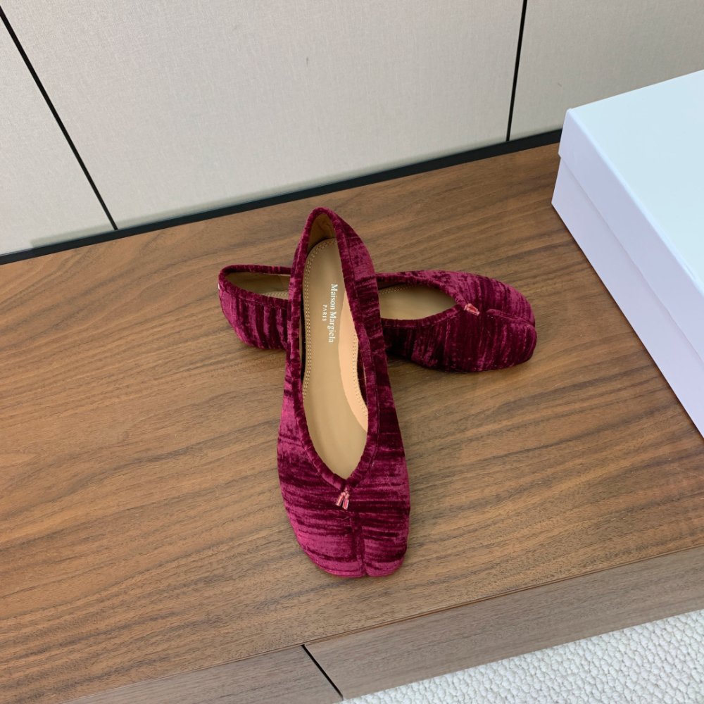 Ballet shoes Tabi from bifurcated the toe