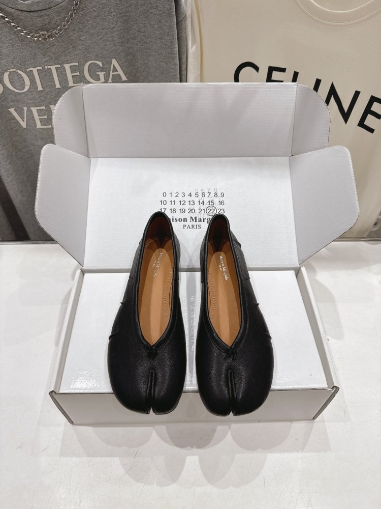 Ballet shoes Tabi from bifurcated the toe