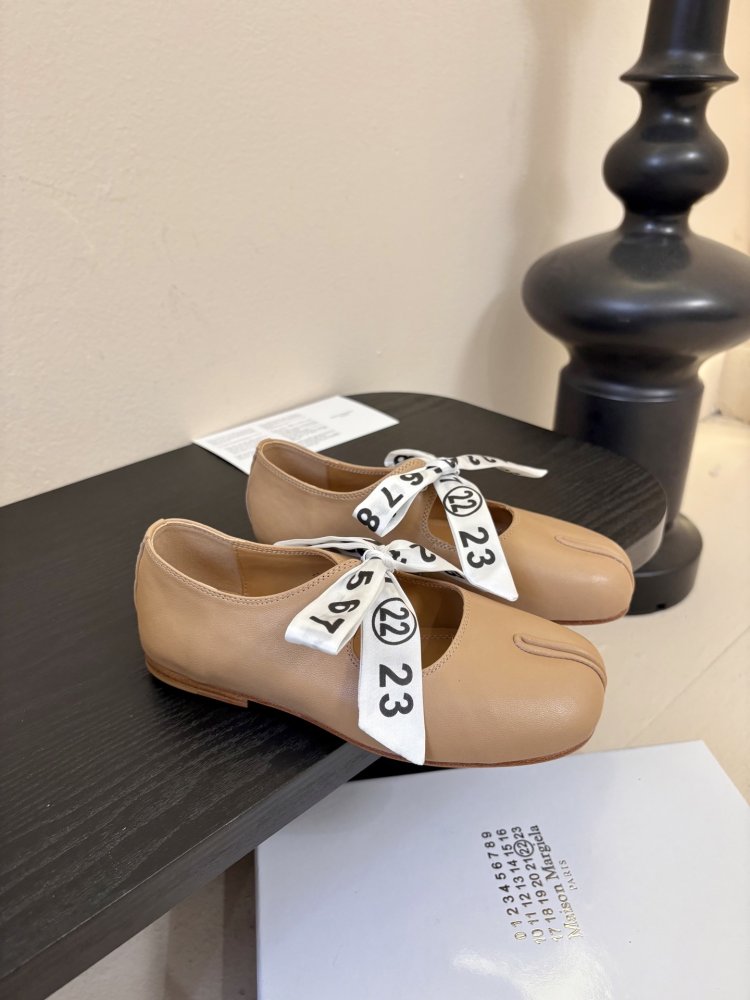 Балетки tabi с раздвоенным носком фото 2