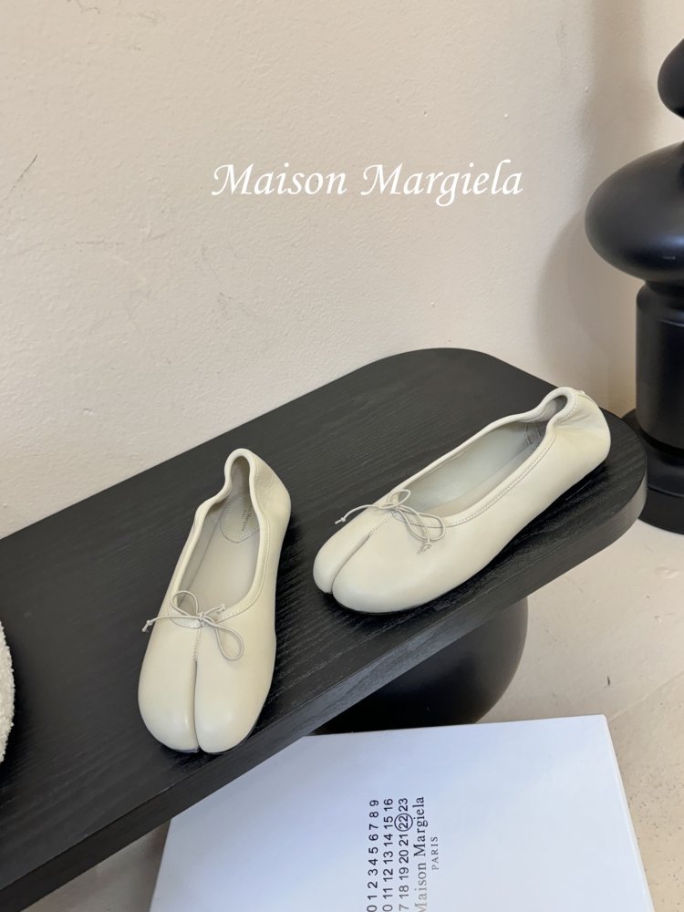 Балетки tabi с раздвоенным носком фото 3