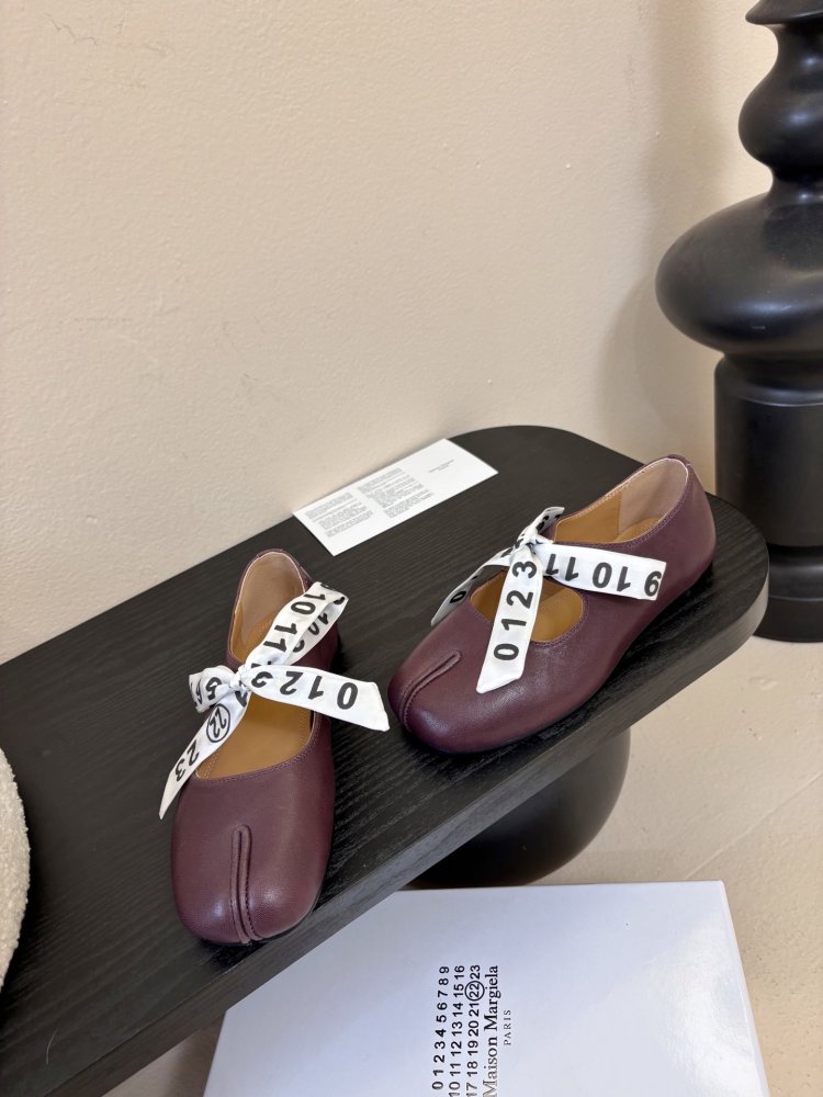 Балетки tabi с раздвоенным носком фото 3