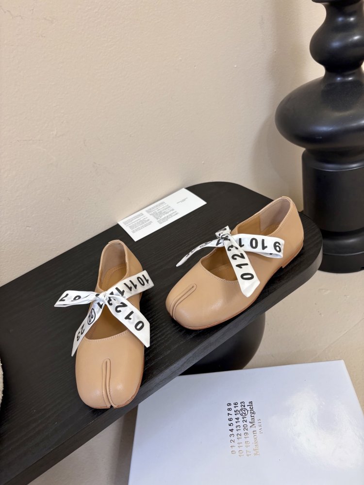 Балетки tabi с раздвоенным носком фото 3