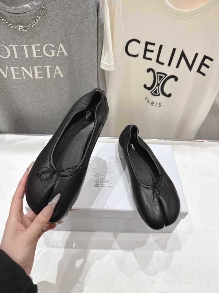 Балетки tabi с раздвоенным носком фото 4