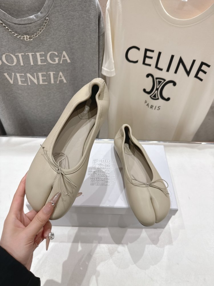 Балетки tabi с раздвоенным носком фото 4